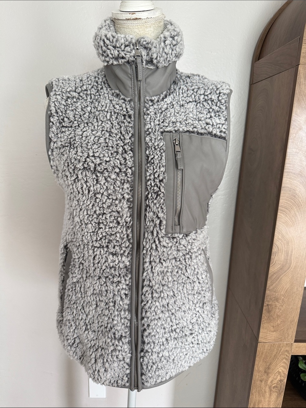 NWT Abercrombie & Fitch soft A&F collection Sherpa Puffer Vest - Light Gray